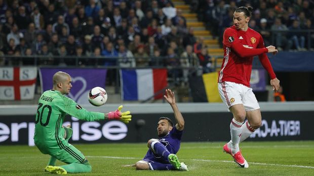Zlatan Ibrahimovic memutuskan tetap berkostum Manchester United pada musim 2017/2018.