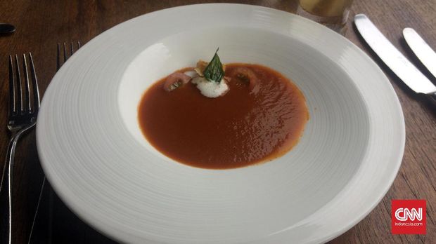 Sup tomat sebagai makanan pembuka di salah satu restoran misterius
