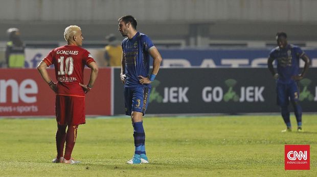 Lini belakang Arema dan Persib bermain apik.