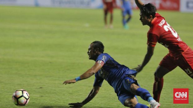 Arema tanpa ragu bertukar serangan lawan Persib yang didukung oleh puluhan ribu bobotoh.