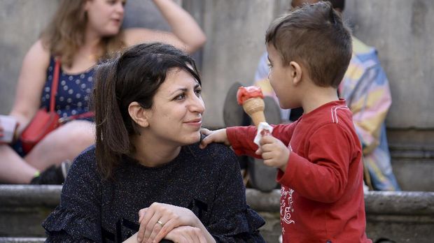 Nour dan putranya, Riad, pengungsi dari Suriah yang setahun terakhir tinggal di Italia di bawah lindungan Paus.