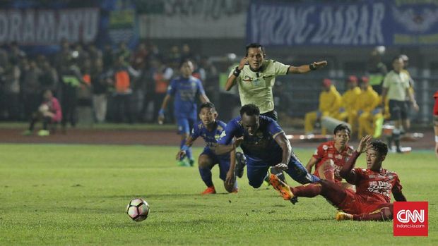 Michael Essien mendapatkan penjagaan ketat dari pemain-pemain Arema FC.
