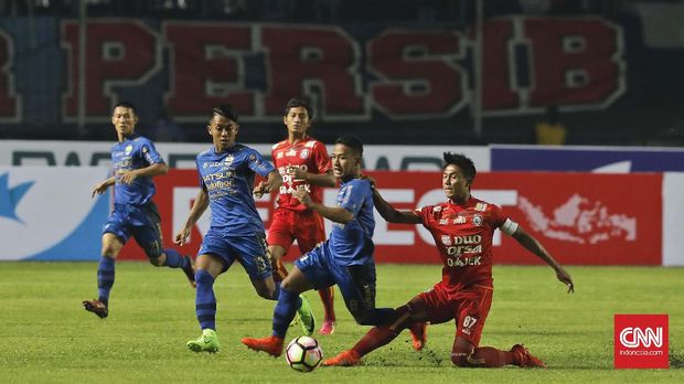 Musim lalu Persib Bandung terpuruk di papan tengah Liga 1.