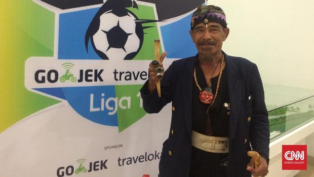 Abah Ipin pawang hujan yang sering membantu pertandingan Persib Bandung.