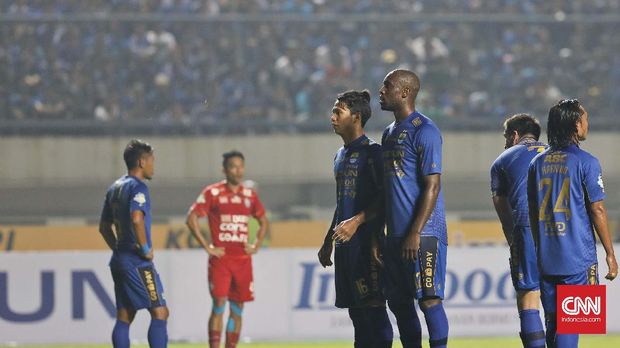 Manajemen akan membahas kepastian nasib Carlton Cole di Persib sore ini. (