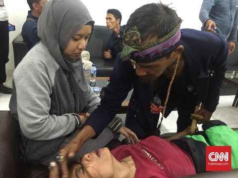 Abah Ipin beraksi usai pertandingan Persib melawan Arema.