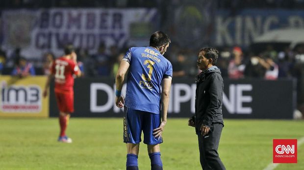 Mundurnya Djadjang Nurdjaman dari kursi pelatih juga tak membantu Persib dari keterpurukan.