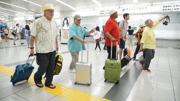 Usia senja bukan halangan bagi pria legendaris Amerika untuk ikut acara jalan-jalan keliling Asia.