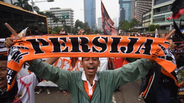 Jakmania memiliki hubungan tidak harmonis bersama suporter Persib.