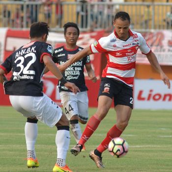 Cole Bukan Jawaban bagi Lini Depan Persib