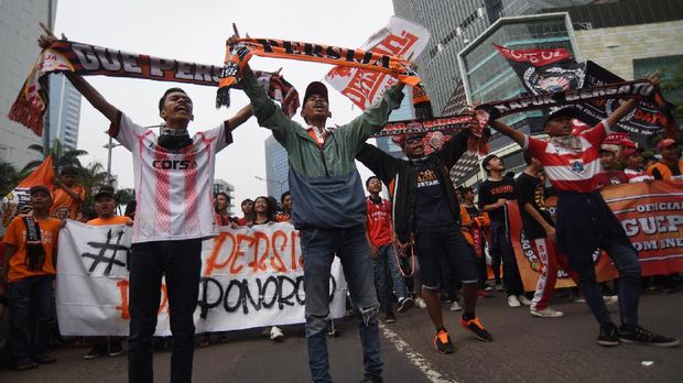 Saling ejek antara Jakmania dan Viking sering terjadi.
