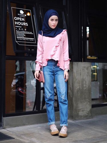 Foto 4 Model Celana  Jeans yang  Tren Dipakai Selebgram Hijab
