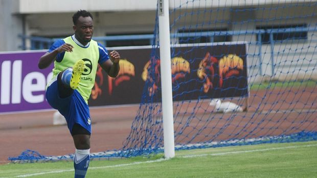 Roberto Carlos Mario Gomez sempat memberi sinyal untuk mempertahankan Michael Essien di Persib. (