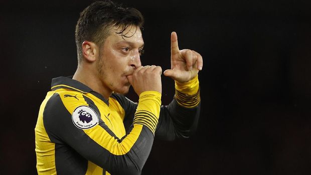 Agen Mezut Oezil, Erkut Sogut, mengatakan pemainnya masih ingin berkarier di Liga Primer Inggris dua atau tiga tahun lagi. (