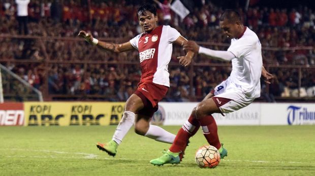 Ferdinand Sinaga disanksi empat pertandingan dan denda Rp100 juta karena memukul lawan.