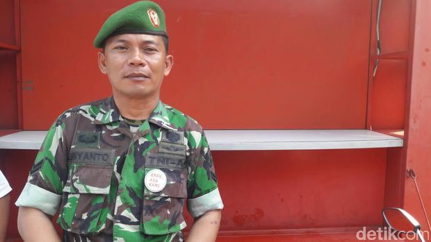 Prajurit TNI AD Kenakan Pin 'Aman Ada Kami'