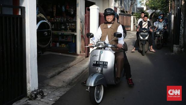 Calon Gubernur DKI Jakarta nomor urut tiga Anies Baswedan menuju TPS 28 Cilandak Barat, Jakarta, Rabu (19/4).