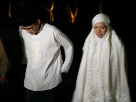 Sandiaga salat subuh bersama sang istri