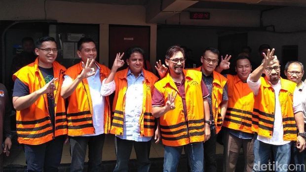 Para terpidana salam OK OCE usai mencoblos di TPS 19 KPK