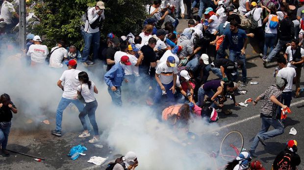 Kerusuhan dalam aksi demonstrasi anti-pemerintah di Caracas, Venezuela.