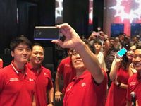Orang Lebih Suka Ponsel Layar Besar, Tapiâ€¦