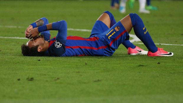Neymar langsung berbaring usai pertandingan melawan Juventus.