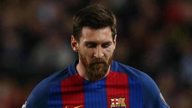 Lionel Messi mengalami memar di bagian pipi kiri.