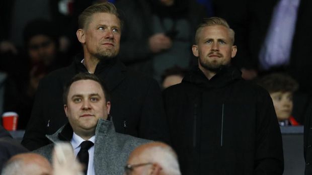 Peter Schmeicel dan putranya Kasper Schmeichel menyaksikan pertandinngan Liga Europa.