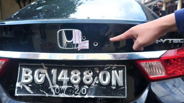 Mobil yang ditembak oleh aparat polisi saat lari dari razia di Lubuklinggau