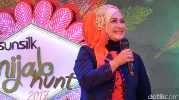 Gaya Hijab Istri Deddy Mizwar yang Menarik Atensi di 