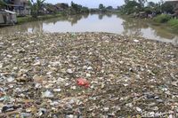Warga Sapan Bandung Keluhkan Tumpukan Sampah di Sungai Cikeruh