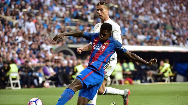 Samuel Umtiti mengawal ketat Cristiano Ronaldo sehingga sulit menembus pertahanan Barca. 