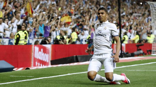 Casemiro mencetak gol pertama Real Madrid melawan Barcelona musim lalu.