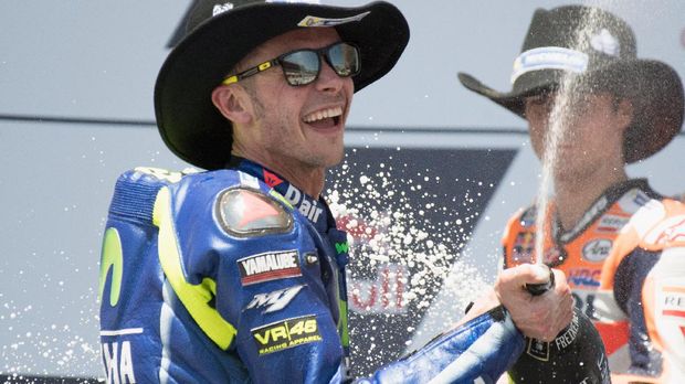 Valentino Rossi berhasil mengalahkan Dani Pedrosa dalam perebutan posisi kedua di GP Amerika Serikat.