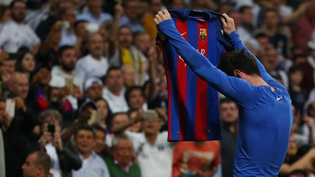 Lionel Messi melakukan selebrasi dengan mengangkat jersey dan memperlihatkan nomor punggung ke arah tribune. (