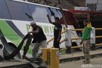 Bangkai Bus Tewaskan 2 Orang di Ciwidey Dievakuasi