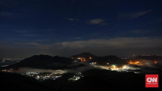 Pemandangan Gunung Malam Hari