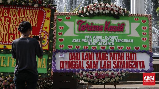 Karangan bunga dari warga untuk Gubernur dan Wakil Basuki Tjahaja Purnama-Djarot Saiful Hidayat memenuhi halaman Balaikota, Jakarta, Selasa, 25 April 2017.