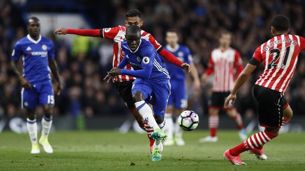 Karier N'Golo Kante melejit usai mengantar Leicester City juara Liga Primer 2015-2016.