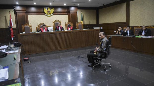 Kepala Badan Keamanan Laut (Bakamla) Laksamana Madya Arie Soedewo (tengah) bersaksi di persidangan dengan terdakwa Fahmi Dharmawansyah di Pengadilan Tipikor, Jakarta,