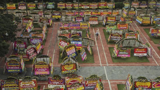 Ahok Kewalahan Baca Pesan 1000 Karangan Bunga