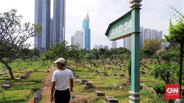 Jalan menuju makam Chairil Anwar di TPU Karet Bivak.