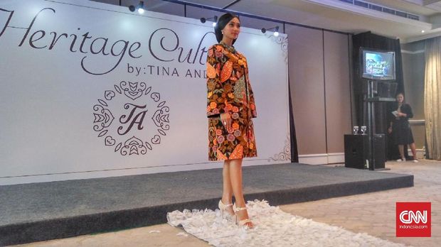 Tampil Beda, Tina Andrean Rancang Busana Batik 'Oversize'