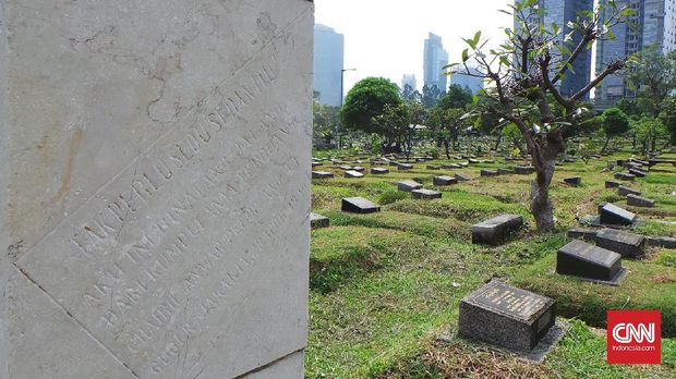 Ada cuplikan puisi Aku di makam Chairil Anwar.