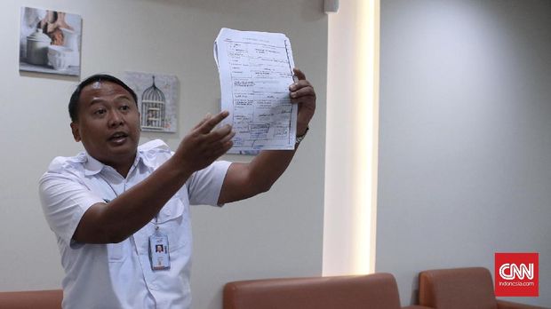 Kabiro Humas Daop 1 DKI Jakarta Suprapto memperlihatkan sertifikat yang memperlihatkan PT KAI berhak atas tanah di Manggarai.