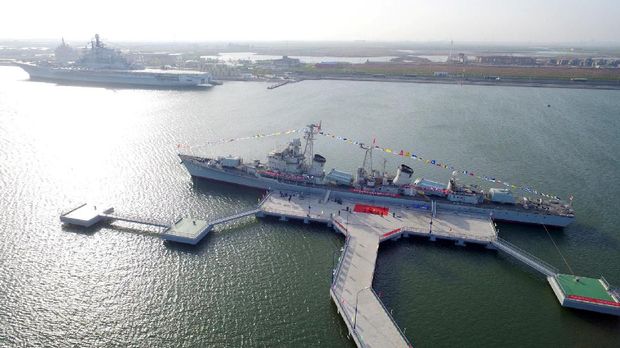 Melongok Kapal Induk Pertama Buatan China