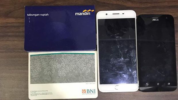 Barang bukti yang diamankan polisi berupa 4 buku rekening, serta perhiasan emas milik korban dan 2 unit handphone.