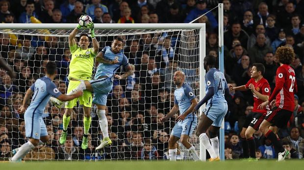 Claudio Bravo bertabrakan dengan Nicolas Otamendi sebelum mengalami cedera.