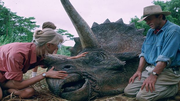 Jurassic Park muncul pertama kali pada 1993 dan memiliki kisah berbeda dengan Jurassic World yang ditayangkan pada 2015.