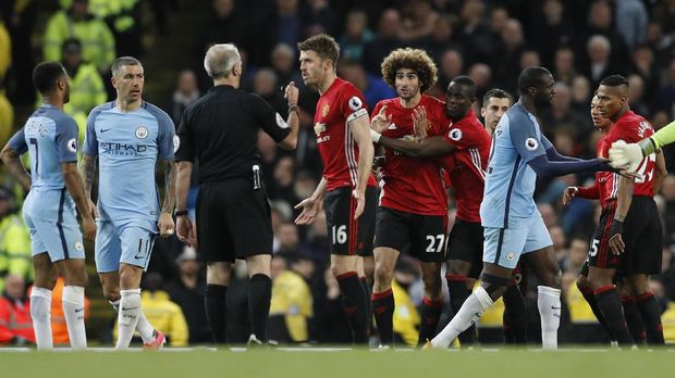 Derby Manchester tidak pernah terlepas dari kontroversi. Musim lalu, Marouane Fellaini dikartu merah setelah menanduk Sergio Aguero.